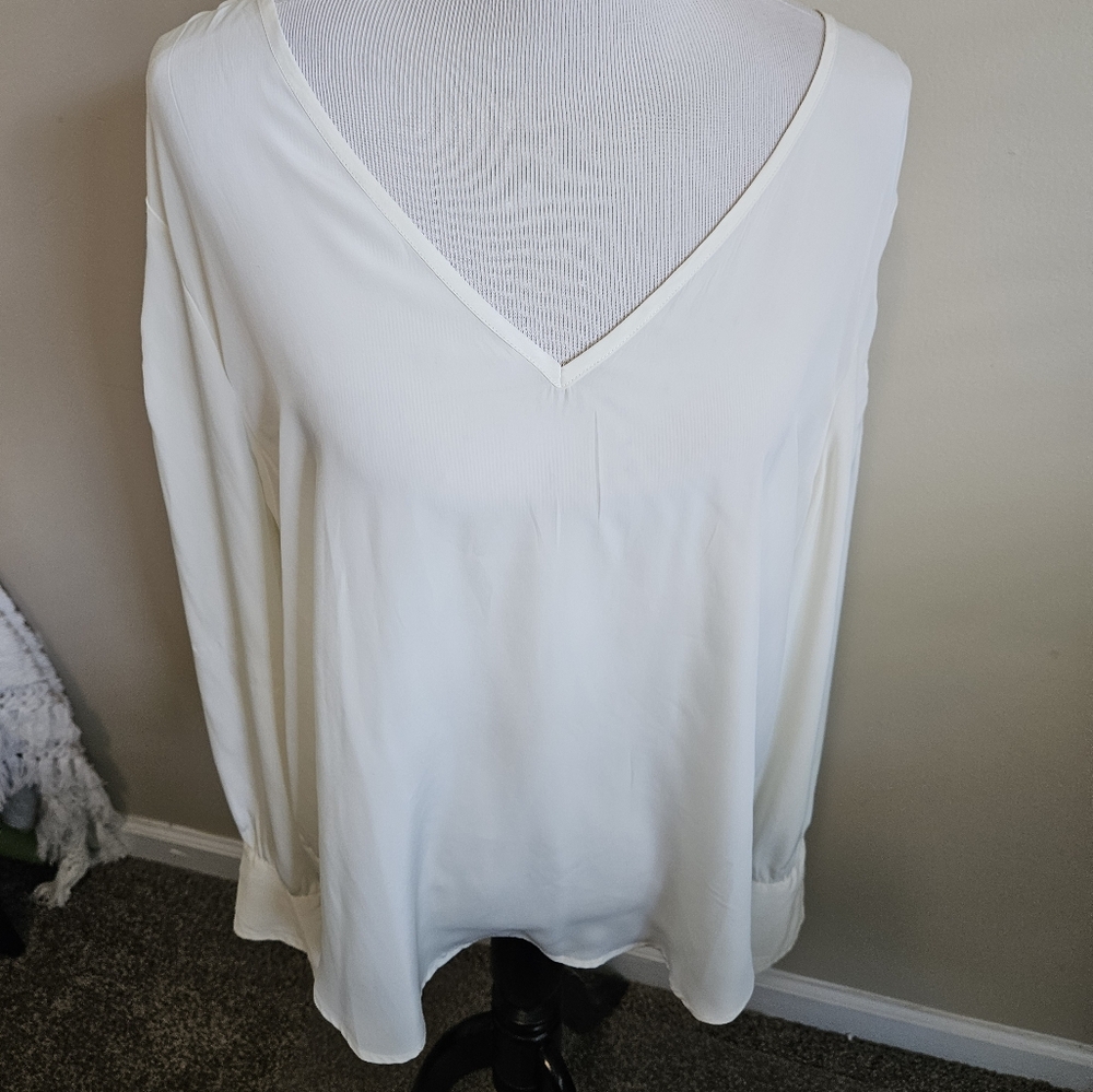 NWT Leigh Elegant White Women's Top With Lace accent Size XL. - Picture 9 of 14